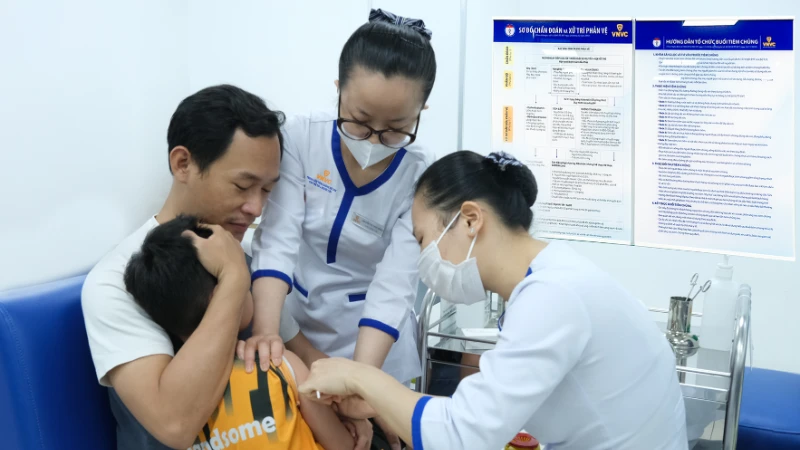 Dịch sốt xuất huyết gia tăng sớm, người dân chủ động tiêm vaccine
